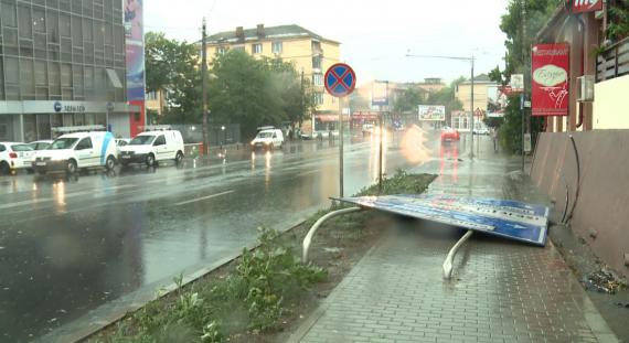 Mai mulți copaci doborâți de vânt în municipiul Iași. Un copac a cazut peste un parc de joaca