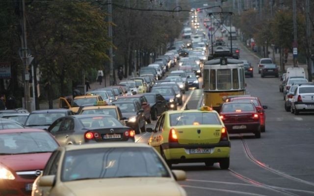 Alarmant! Cu 11 autoturisme inmatriculate pe un loc de parcare, Iasul este pe primul loc in topul celor mai sufocate orase