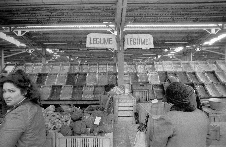 Fig.-10-Lipsa-alimentelor-in-piete-Piata-Unirii-martie-1981