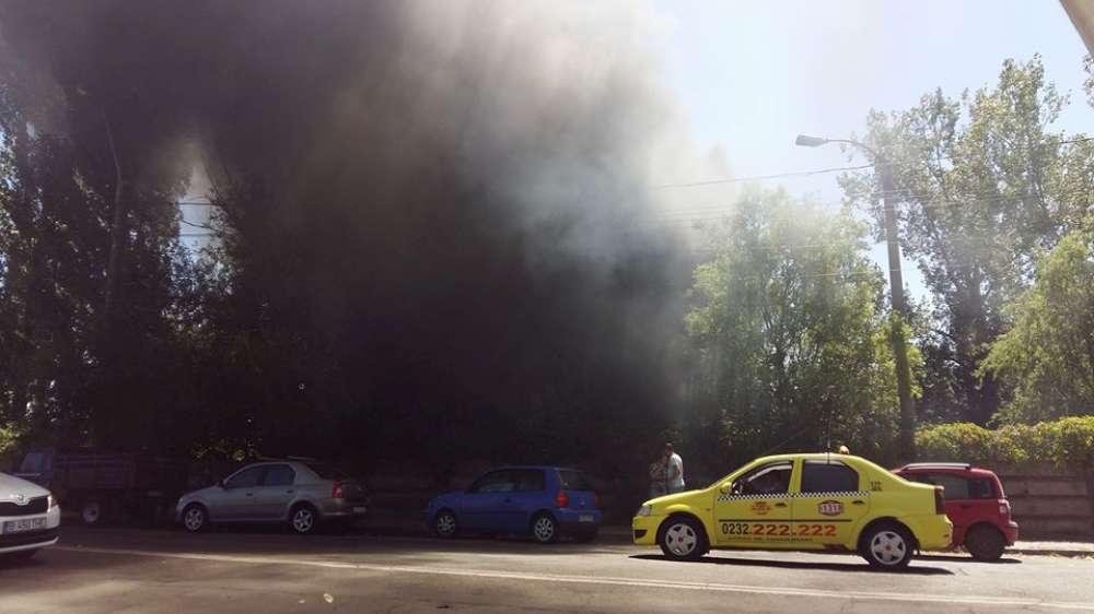 Incendiu la un depozit de electrocasnice din Iași. Pompierii intervin cu șase autospeciale