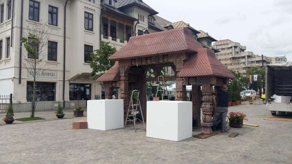 Extravagantele primarului Chirica: poarta maramureseana de 6 mii de euro, sculptata de roboti