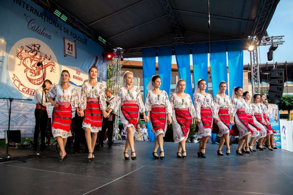 Peste 20 de ansambluri folclorice internationale, la Festivalul Catalina, din Palas