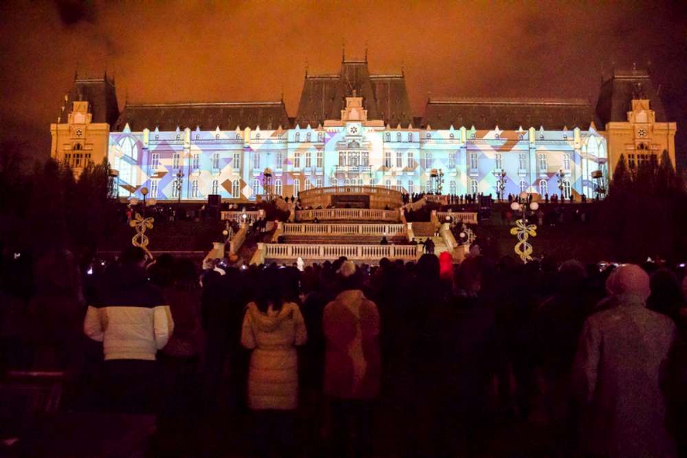 Vino sa vezi un show impresionant de lumina si culoare pe Palatul Culturii!  Sambata, Palas Iasi organizeaza competitia internationala de proiectii Video Light Up Festival