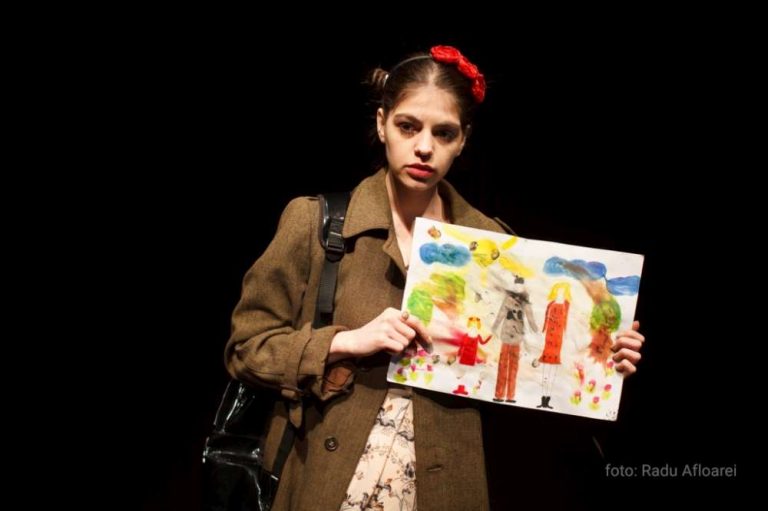 Actrita Ada Lupu promoveaza Teatrul Național din Iași pe afișul unui nou festival