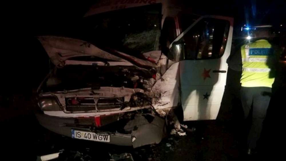 Un microbuz de persoane s-a ciocnit de un tir la Raducaneni. 12 pasageri sunt raniti