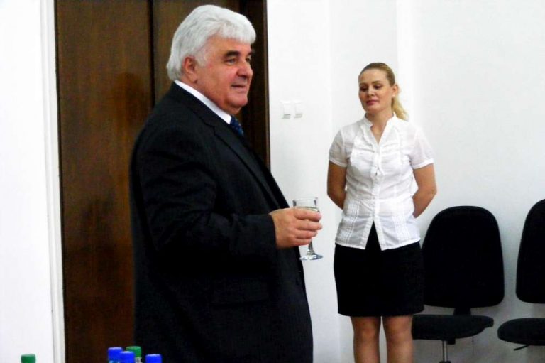 S-a suparat petecul pe sac. “Marele Alb” intra in scena si ia apararea comunistilor
