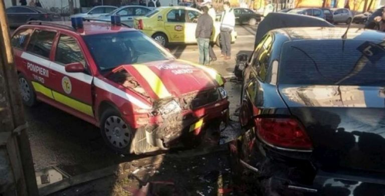 VIDEO. Accident cu o victima în Păcurari. O masina SMURD, izbita violent de un Audi care nu a acordat prioritate