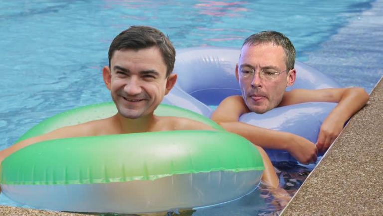 Chirica si cumatru Harabagiu s-au balacit in piscina afaceristului Zamosteanu, cu o seara inainte de schimbul de terenuri din centrul Iasului