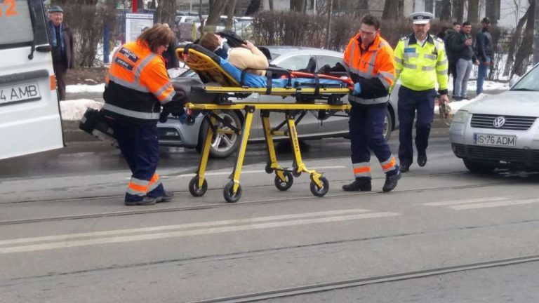 FOTO. Accident cu o victima pe Copou. Trafic paralizat in urma unei coliziuni intre un autobuz si un Volkswagen