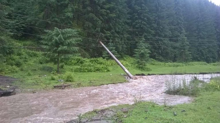 Precipitaţiile abundente şi viiturile au afectat sistemul energetic din Bacău, Botoşani şi Neamţ