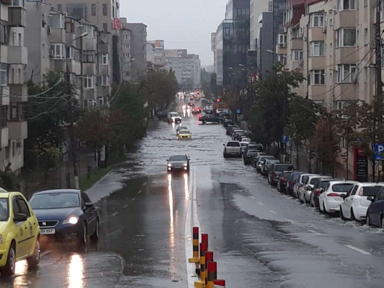 Imagini incredibile! Strazile din Iasi s-au transformat in rauri. Un oras inundat, circulatie suspendata si un primar pasiv