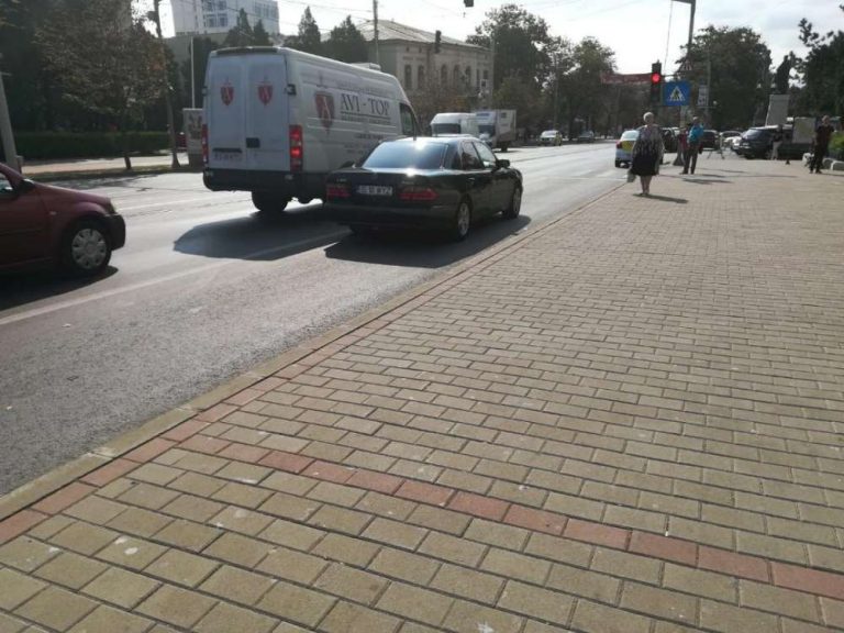 Uite cum stationeaza primul contravenient al Iasului. Bulevard blocat doua ore de masina lui Chirica