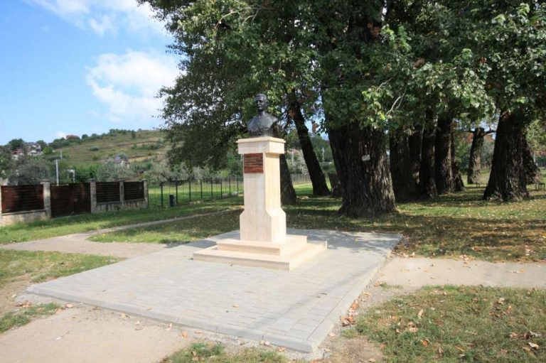 Dupa decenii de uitare, la Plopii fara sot un parc rasare