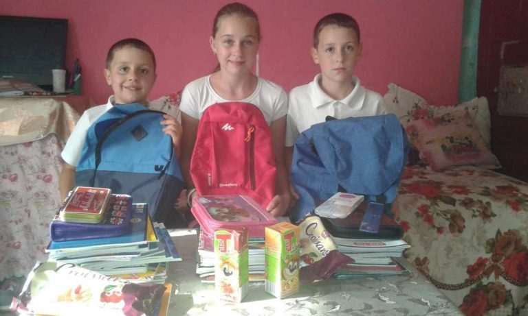 Prima mana de ajutor intinsa familiei Lazar. Rechizite pentru cei trei copii crescuti de mama intr-o casa fara acoperis