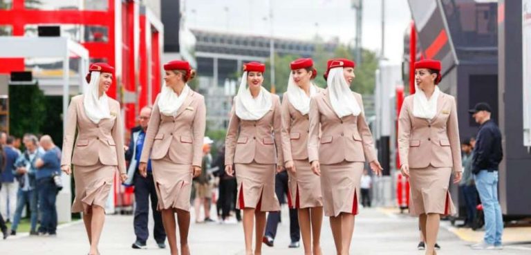 Emirates caută sterwardese la București, Cluj-Napoca și Iași pentru Dubai. Salarii de peste 3.000 de dolari/lună