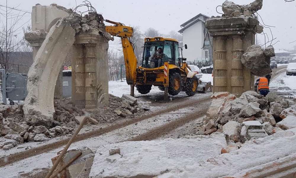 FOTO. Poarta monumentala de la Cimitirul Evreiesc a fost distrusa pentru a face spatiu de miscare pentru samsarii imobiliari din zona
