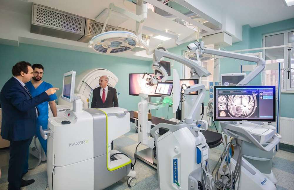 Premieră la Neuro. Unitatea medicala din Iasi detine cel mai performant robot in chirurgie spinala si neurochirurgie din lume
