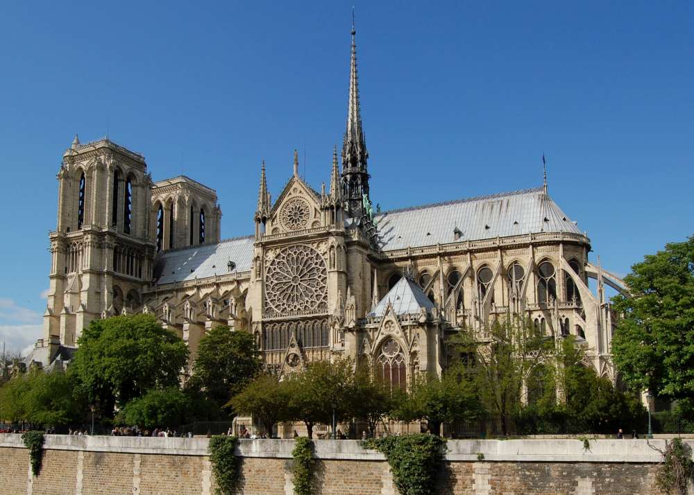 Istoricul Catedralei Notre-Dame din Paris. Constructia a început în 1163 si s-a încheiat după aproape 200 de ani