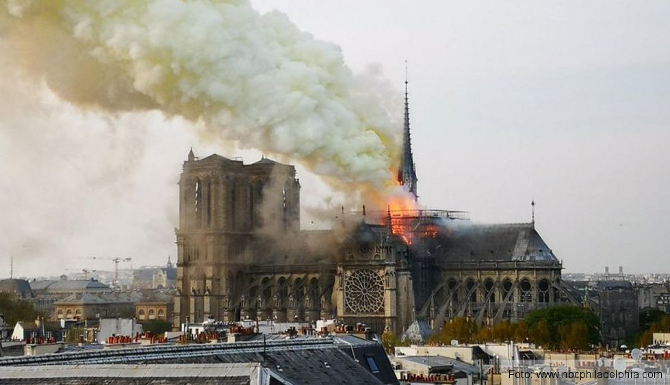 VIDEO. Un simbol al Parisului, in flacari! Catedrala Notre Dame risca sa se prabuseasca