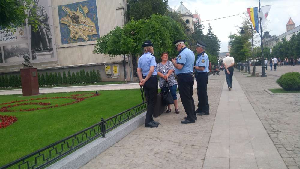 Incredibil! O femeie a fost amendata in centrul Iasului pentru ca ar fi lezat…onoarea si demnitatea Politiei Locale