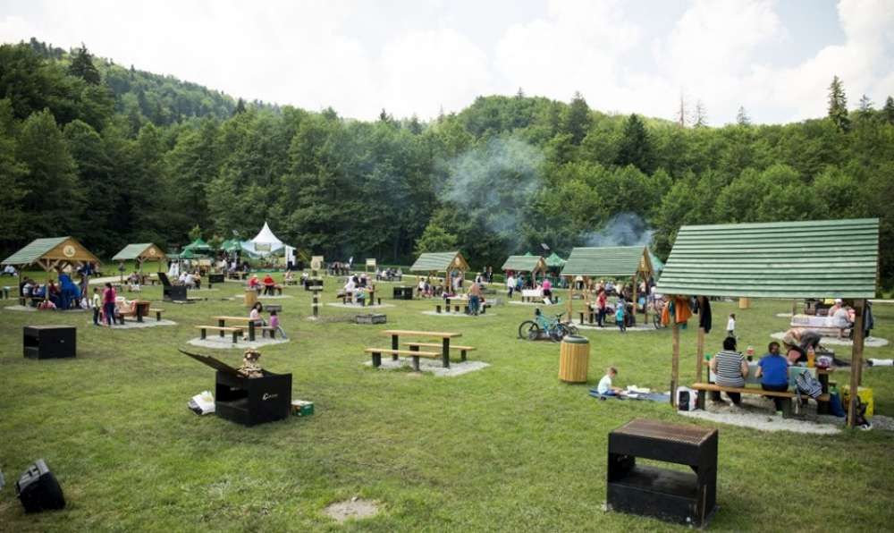 O firma din Sibiu amenajeaza zona de picnic de pe C.A. Rosetti cu gratare si foisoare