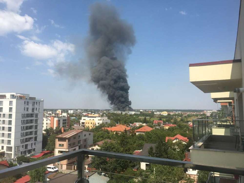 Incendiu puternic în nordul Capitalei, langa Aeroportul Baneasa