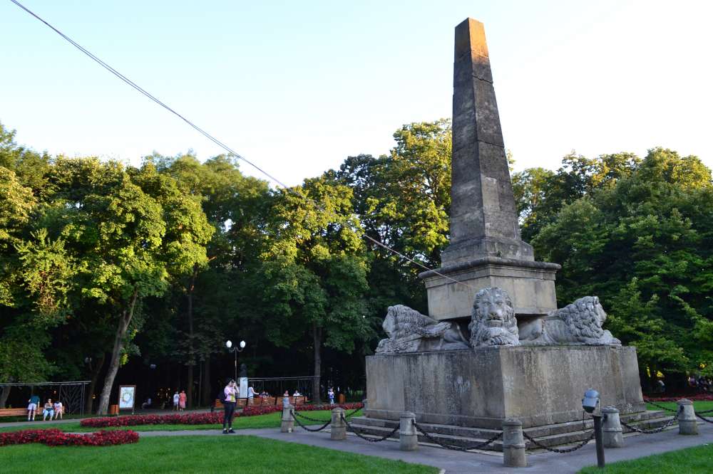 Obelisc cu lei restaurat si teatru de vara la Casa de Cultura din Copou