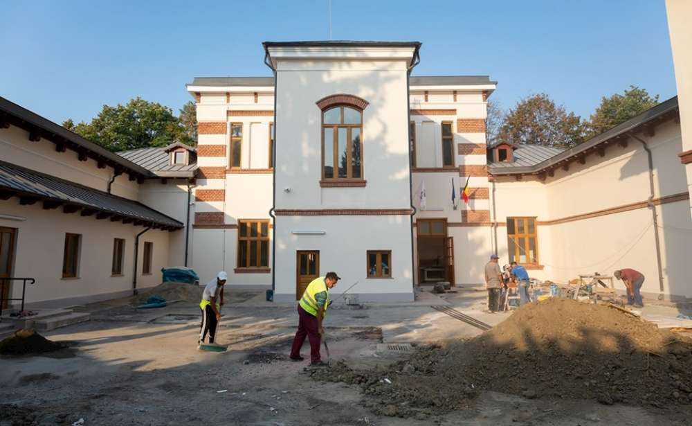 Imprumutul de 21 milioane de euro de la BERD va fi tocat prin firmele de casa ale Primariei pentru lucrari la scoli