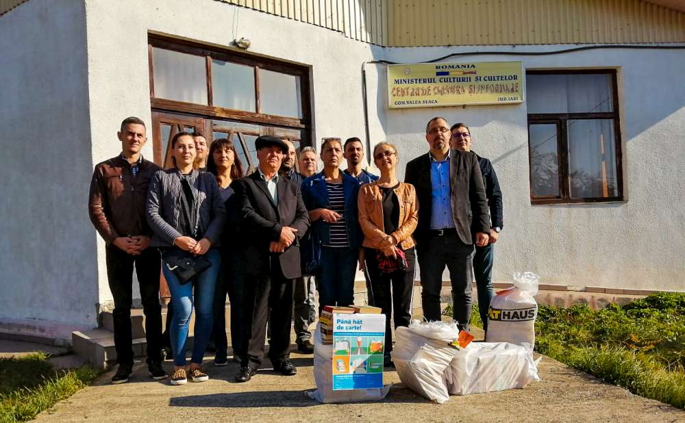 Senatorul USR Dan Lungu a ajuns în comuna Valea Seacă: peste 900 de cărți au fost donate bibliotecii școlare