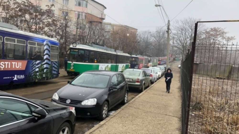 Circulatia tramvaielor pe strada Arcu, suspendata cateva ore din cauza taierii unui copac