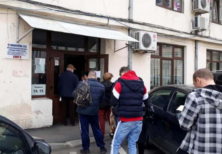 Măsuri suplimentare de protecție la ghișeele Primăriei. Cate un contribuabil pe ghiseu, restul la usa!