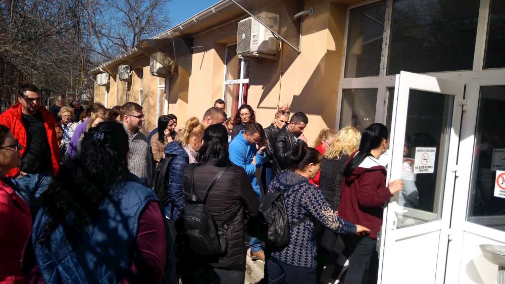 Protest al celor 86 de asistenti disponibilizati, in fata Spitalului Socola