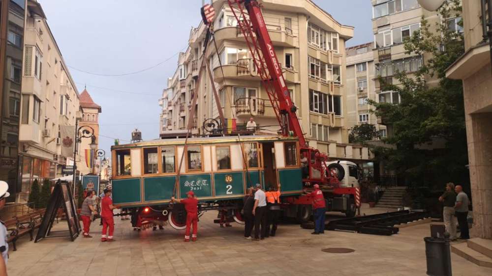 Ultimul tramvai restaurat la Iasi, expus pe pietonalul Lapusneanu