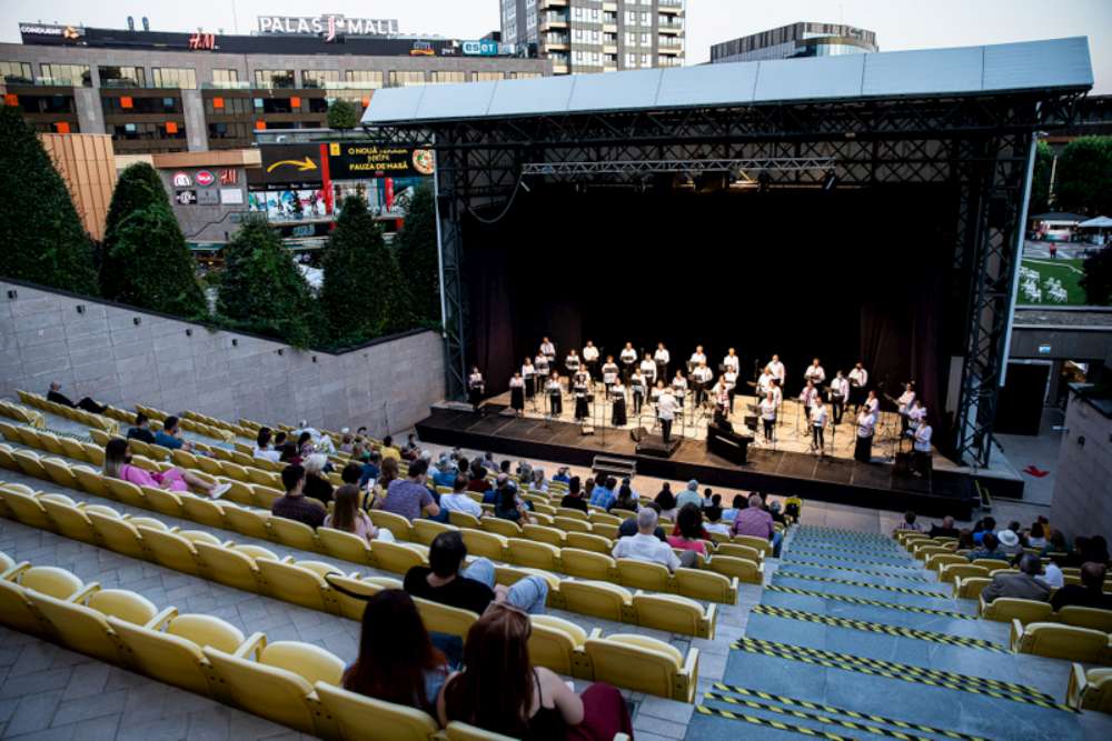 Au reînceput serile magice în Amfiteatrul Palas: concertele și piesele de teatru, „actorii” principali ai scenei