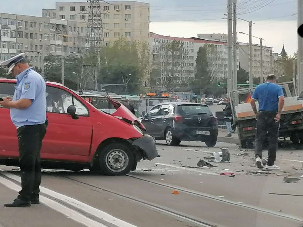 FOTO. Accident cu victime pe Pasajul Alexandru cel Bun