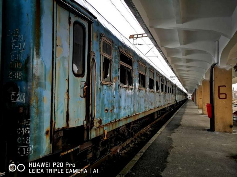 Convoi de 11 vagoane distruse, duse  la Pascani pentru a fi reconstruite de la zero