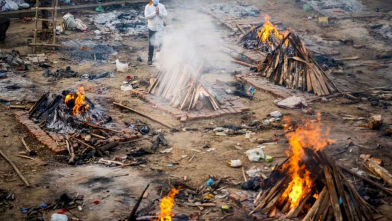 India, aproape de colaps. Crematoriile au rămas fără spațiu iar cadavrele sunt incinerate în parcuri și pe străzi