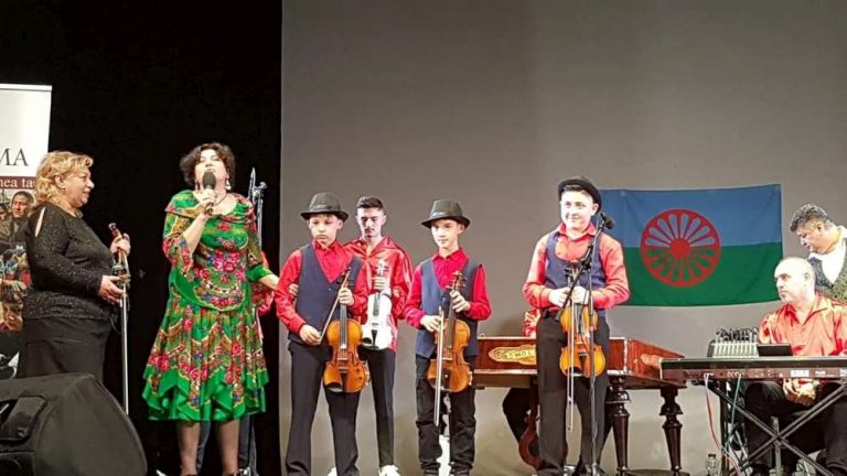 Paranghelie rroma de Ziua Copilului, intr-o galerie de arta a Primariei