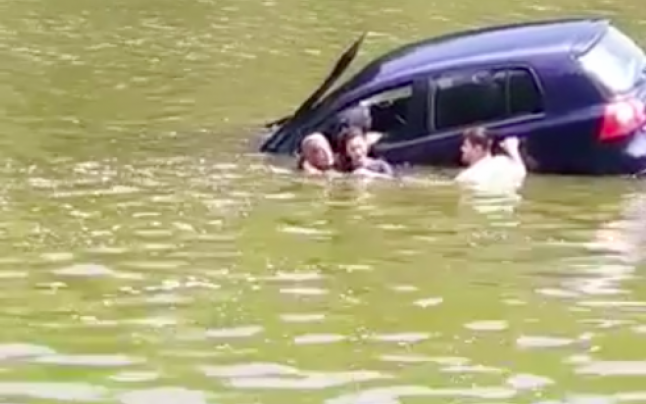 VIDEO. Un politist local a salvat o șoferiță beată care a ajuns cu mașina în lacul Ciric