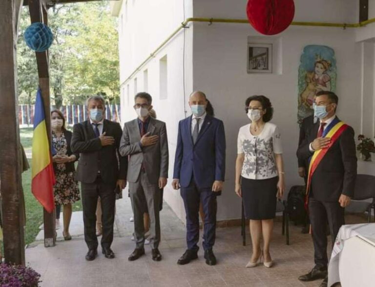 Parinti alungati din curtile scolilor si politruci toxici primiti pe covorul rosu in prima zi de scoala