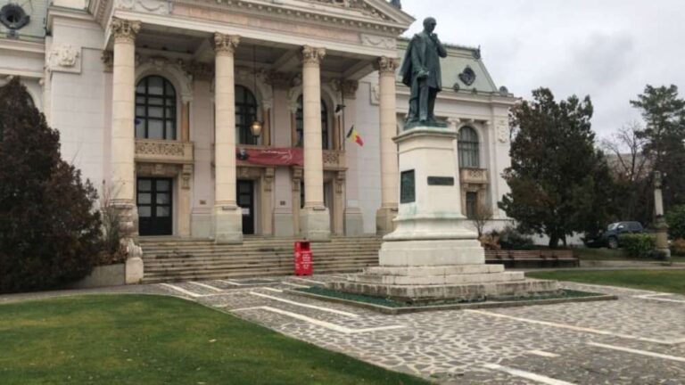 Moș Crăciun așteaptă scrisorile copiilor și la Operă, unde acordă un cadou special