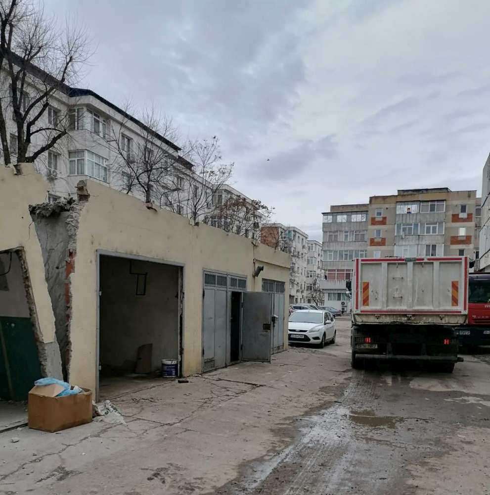 Primaria a intrat cu buldozerele in garajele ilegale din Galata