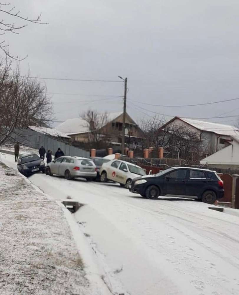 VIDEO. Carambol cu 4 masini in Miroslava. Soferii acuza Primaria ca nu a aplicat antiderapant pe drumuri