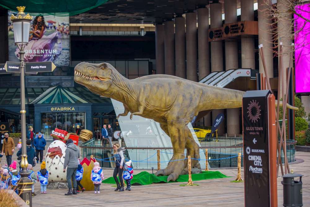 Lumea Dinozaurilor: expoziție cu 26 de dinozauri animatronici de până la 13 metri lungime, la Palas