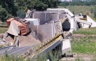 VIDEO Un pod din Neamț s-a prăbușit in timp ce era circulat. Masini avariate si persoane ranite
