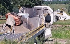 VIDEO Un pod din Neamț s-a prăbușit in timp ce era circulat. Masini avariate si persoane ranite