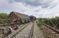 Imagini incredibile! Un tren de marfă a deraiat în apropiere de Iași!