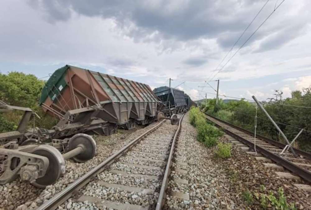Imagini incredibile! Un tren de marfă a deraiat în apropiere de Iași!