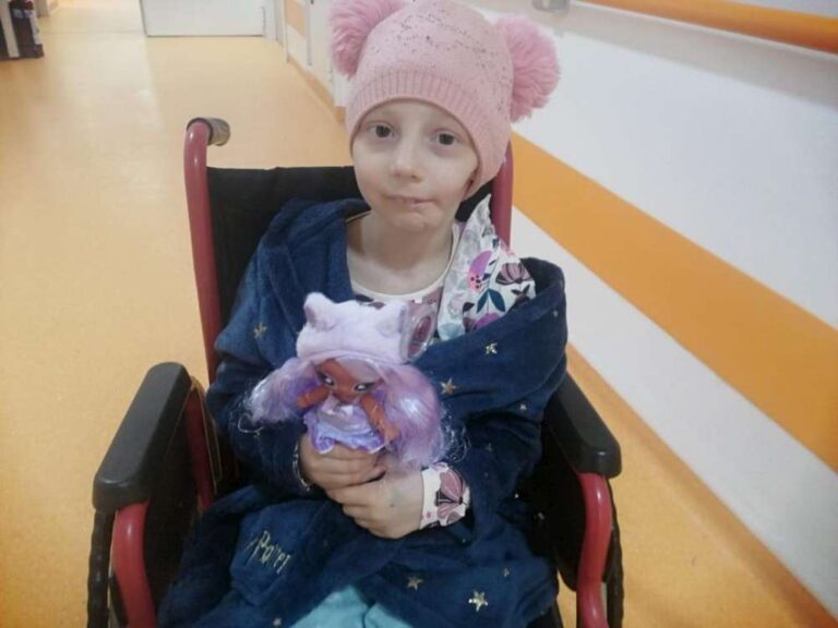 Fii Mos Nicolae pentru Ecaterina, o fetita de 8 ani care se lupta cu cancerul