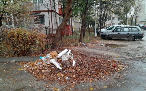 Golanii lui Neculau blocheaza locurile de parcare cu mormane de gunoaie